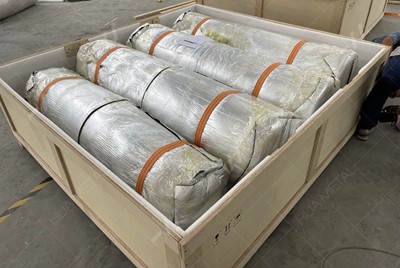 Een nieuwe roestvrijstalen sculptuur klaar voor verzending