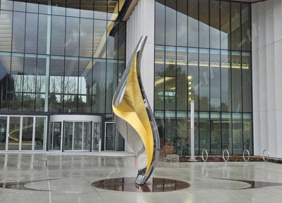 Het MIYIWTS-sculptuur geïnstalleerd in New Westminster