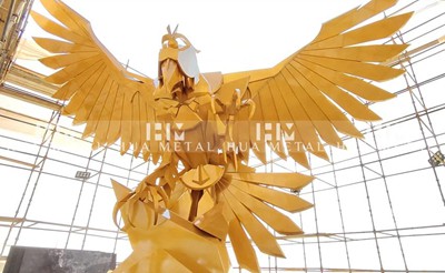 Nieuwe koperen sculptuur die in Saoedi-Arabië staat