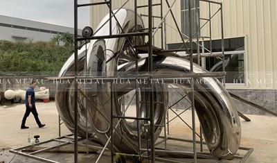 Nieuw beeldhouwwerk met hoge reflectie van Mr.Richard Hudson