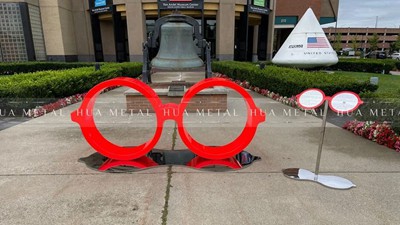 Rode glazen sculptuur in het openbare museum van Grand Rapids